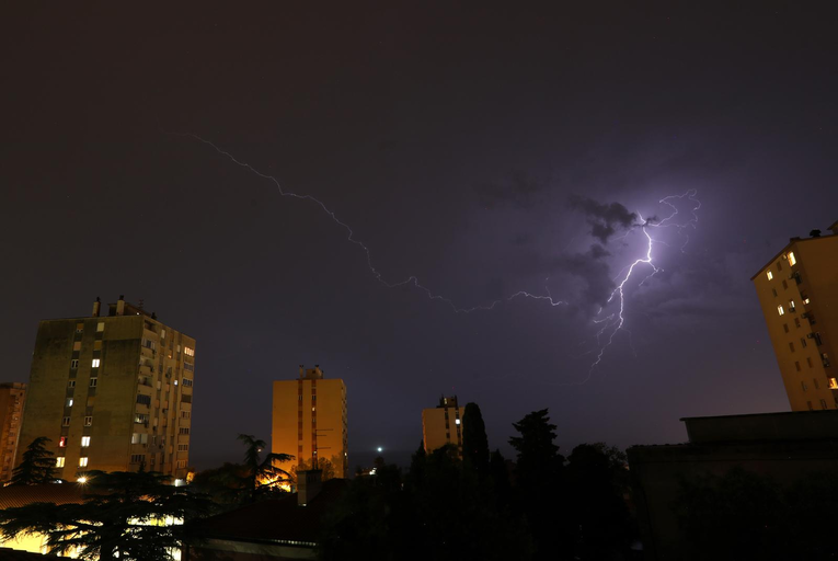 Stiže velika promjena vremena: kiša, grmljavina, olujna bura i osjetno zahlađenje!